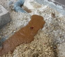 Les eaux usées ressortent de la terre...