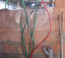 Electricité,eau, évacuation, réserve pour la cuisine.