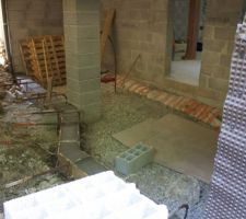 Nous avons finalement décidé de monter un petit mur pour retenir les terres dans le vide sanitaire.