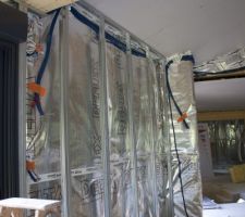Mise en place de l'isolation et des cloisons.
