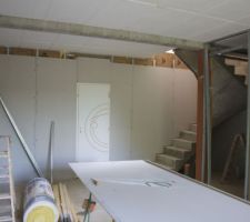 Mise en place de l'isolation et des cloisons.