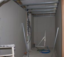 Mise en place de l'isolation et des cloisons.