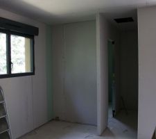 Mise en place de l'isolation et des cloisons.