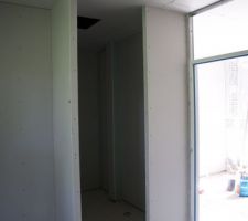 Mise en place de l'isolation et des cloisons.