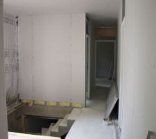 Mise en place de l'isolation et des cloisons.