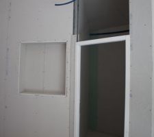 Mise en place de l'isolation et des cloisons.