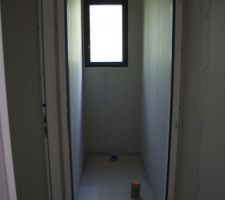 Mise en place de l'isolation et des cloisons.