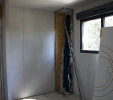 Mise en place de l'isolation et des cloisons.