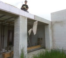 Un coup de pied de biche l&eacute;ger, et tout tombe, heureusement qu'on r&eacute;pare le coup !