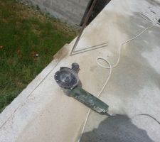 Un coup de disque b&eacute;ton pour rep&eacute;rer le niveau th&eacute;orique de la dalle (au cordeau)