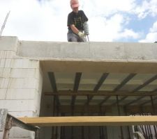 Un coup de marteau perforateur pour p&eacute;ter le dessus, et avoir le rep&egrave;re du cordeau