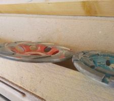 Mes deux disques diamant. Le rouge est beaucoup plus agressif, mais s'use super vite (2 baies en gros). Le bleu est super pour faire de la finition, mais il n'enl&egrave;ve pas plus d'1mm, et encore en y allant de bais.