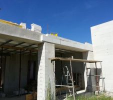 Voil&agrave;, &ccedil;a ne fait pas tr&egrave;s propre, mais le double encollage fait bien effet. Les sont l&eacute;g&egrave;rement plus &eacute;paisse pour pouvoir repon&ccedil;er nickel le BC ensuite, une fois le mur sud de l'&eacute;tage mont&eacute;