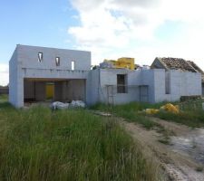 Nettoyage de la fen&ecirc;tre du cellier ; les coulures, et le b&eacute;ton &agrave; &eacute;t&eacute; liss&eacute;