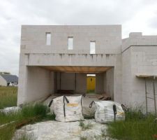 Faudra poncer les petites coulures du garage aussi, et le poteau &agrave; gauche qui est encore pench&eacute;... Vive le BC ^^