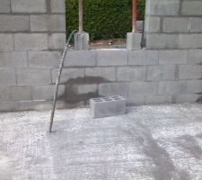 Le tuyau d'eau au milieu de la chambre
