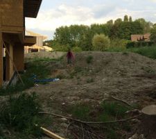 Toujours ce gros tas de terre Ã  la place de la terrasse !
