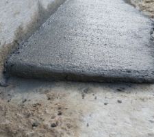 Béton en pente sur fondation pour éloigner l'eau du mur.