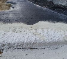 Béton en pente sur fondation pour éloigner l'eau du mur. Trapcofuge   bitume