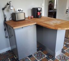 Petit réfrigérateur installé sous le plan de travail
