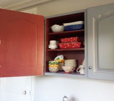 L'intérieur d'un meuble peint avec la peinture résinence