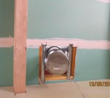 Conduit a 23 cm du mur au lieu de 8cm....on va avoir un tres gros coffrage :((