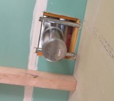 Conduit a 23 cm du mur au lieu de 8cm....on va avoir un tres gros coffrage :((