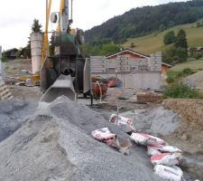 C'est le chantier sur le terrain des voisins ! Merci les maçons !