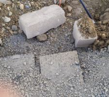 Nos regards qui sont mal positionnés... La clôture de devant ne peut donc pas être faite...pour le moment !