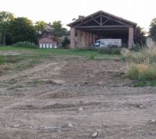 Fossé rebouché, élagage des arbres à l'arrière pour fixer la clôture !