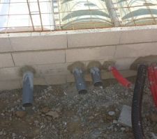 Les tuyaux PVC et les gaines à l'avant de la maison