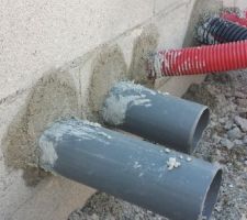 Les tuyaux PVC à l'avant de la maison et les gaines