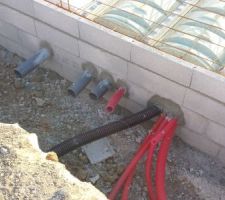 Les tuyaux PVC et gaines à l'avant de la maison