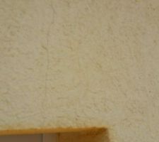 Et enfin les enduits craquent a cot&eacute; de quasiment toutes les fen&ecirc;tres...