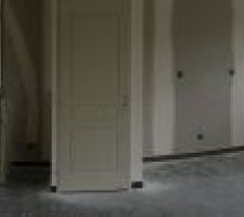 Photo panoramique de l'intérieur (de gauche à droite il y a le salon avec le poêle à granulé, le ballon thermodynamique dans le petit local avec la porte puis le côté cuisine avant la baie vitrée)