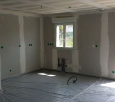 Pièce à vivre préparé pour la peinture