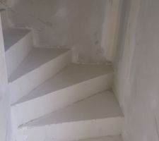 Première couche pour essayer de rattraper les différences de niveau de l escalier