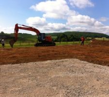 Départ des travaux, décapage de la terre végétale et création du futur parking de la  maison