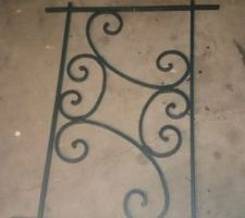 Voici la grille faite part mon père pour la fenêtre de la salle de bain ^^