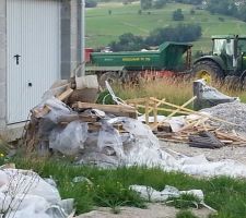 Comment voulez vous que le terrassier fasse le drainage et la remise en place des terres avec un dépotoire pareil!!!!!