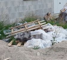 Comment voulez vous que le terrassier fasse le drainage et la remise en place des terres avec un dépotoir pareil!!!