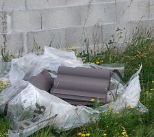 Comment voulez vous que le terrassier fasse le drainage et la remise en place des terres avec un dépotoir pareil!!!