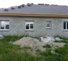 Comment voulez vous que le terrassier fasse le drainage et la remise en place des terres avec un dépotoir pareil!!!