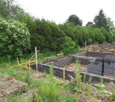 Vue de ce qui sera le c&ocirc;t&eacute; gauche de la maison ! Que pensez vous de la ma&ccedil;onnerie ?