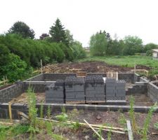 Vue d'ensemble des fondations en face de la maison