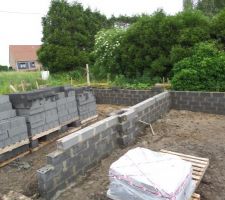 L'int&eacute;rieur du vide sanitaire avec la rang&eacute;e de parpaing du milieu