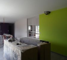 Salon avec vue sur portes de séparation espace jour / nuit et cuisine au fond