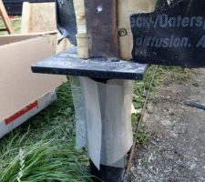 Equerres pour "vérouiller" les Kerto, et préparatif test pour la grille anti-termite sur les techno pieux