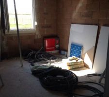 Salle de jeux avec 2 isolations de murs a notre charge