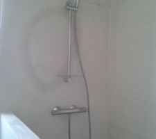 Faïence finie, en attente de la paroi de douche.